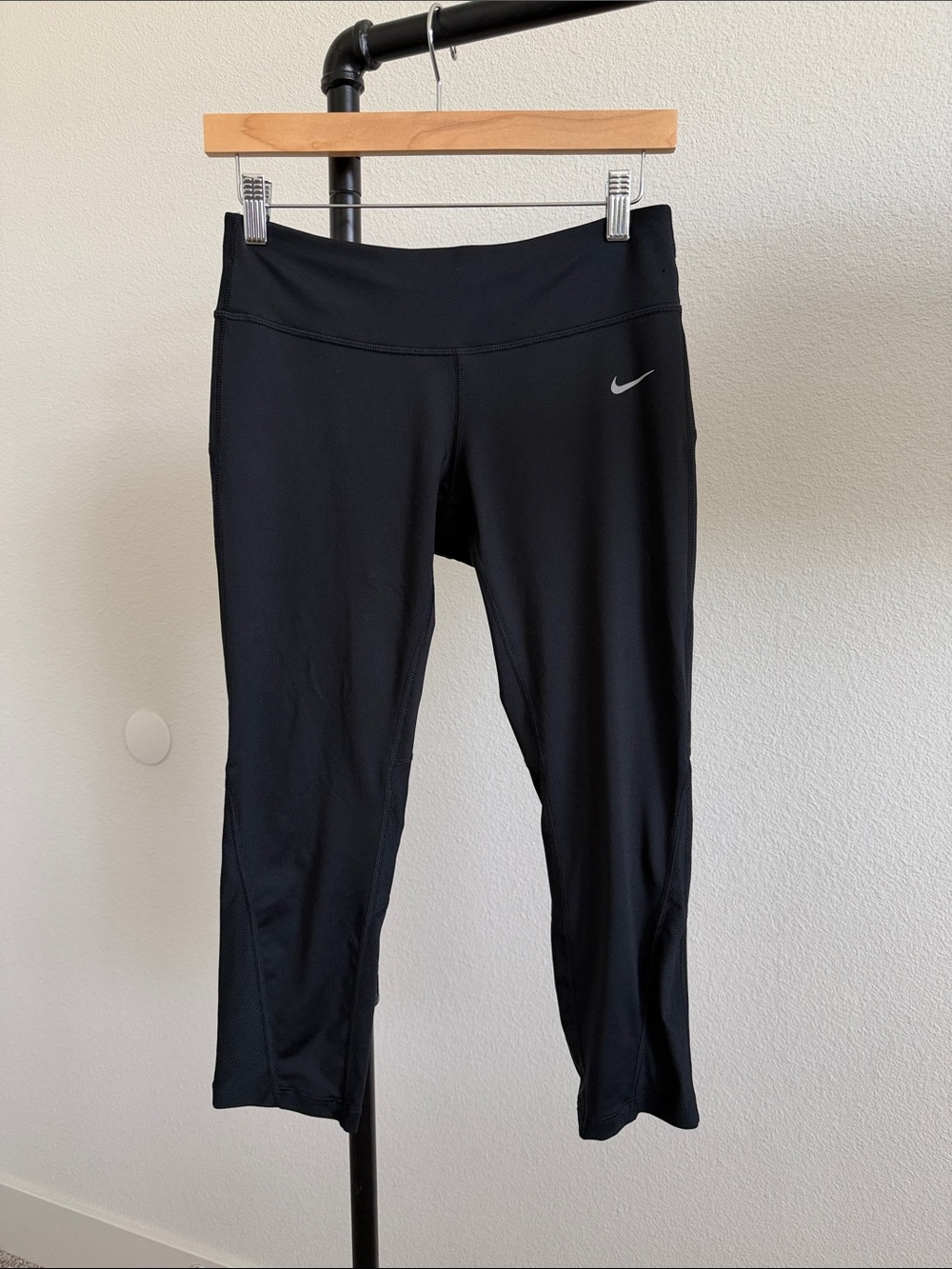 Nike Black Cropped Capri Dri-FIT Leggings - Size Medium